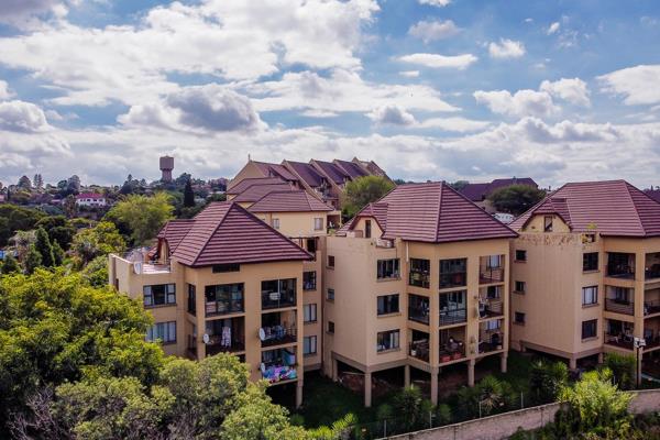 Located in the picturesque hills of Northcliff, this two-bedroom, two-bathroom loft apartment offers a unique blend of modern living ...