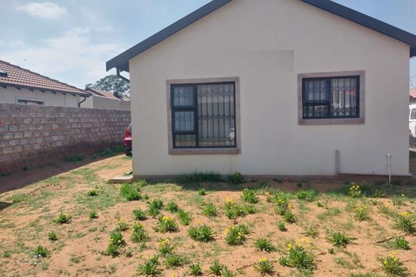 Very urgent sale in Alliance, Benoni.

The fully tiled property offers two bedrooms, a kitchen, lounge, and a full bathroom. do not ...