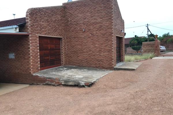 2 bedroom house
Bathroom
Double garage
Kitchen
Dining room