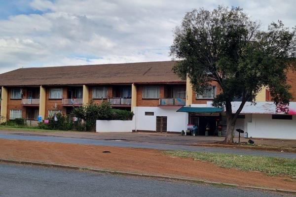 Very neat and well-maintained apartment on the first floor.
Walking distance from Vaal Mall and CBD.  Close to Vanderbijlpark High ...