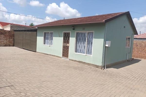 Stunning neat  2 bedroom house to rent in  Lebanon Mabopane , this house offers 2 bedrooms with new build in cup boards, bathroom ...