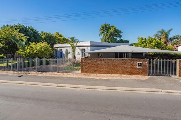 Renovated and meticulously taken care of. Stunning modern kitchen with loads of cupboards and granite worktops, the heart of the home ...