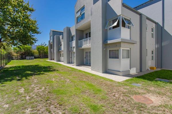 This two bedroom flat is situated in Bergendal Estate.
It is situated close to the N1, Paarl Mall and Drakenstein Mall.
Views of the ...