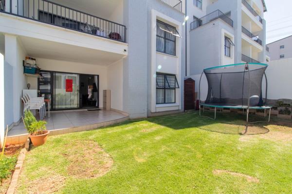 Immaculate 3 Bedroom Garden Apartment.

This modern, well kept apartment is situated in the popular Malakite complex. Close to the ...