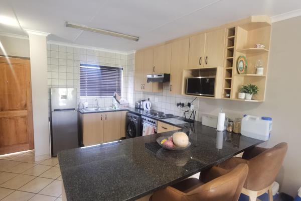 2 Bedroom Unit For Sale in The Village in Leeuwenhof-estate.
This unit is immaculately maintained and ready to move in and comes with ...