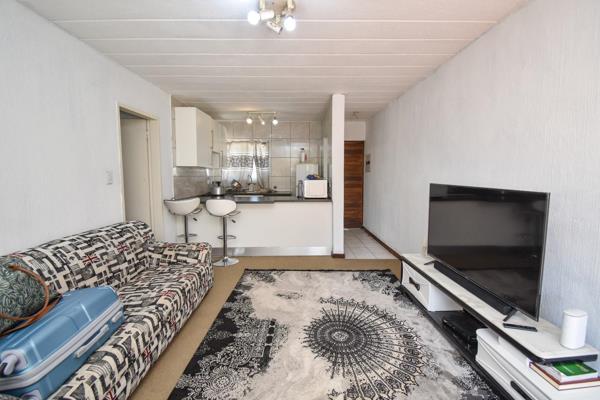 Sunny 1 Bedroom 1 Bathroom Upstairs Apartment for sale
Located in: Portobello Place ...