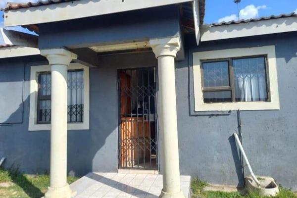 This 3 bedroom house offers: 
plan dining area and Lounge
Kitchen,
bathroom. 
Property also has outside rooms.
The property caters ...