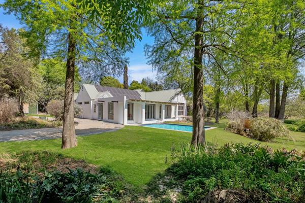 0ver 8000m2 in the heart of the River Club area bordering the Golf Course.   Close to Sandton.  A gem of a property not to be repeated. ...