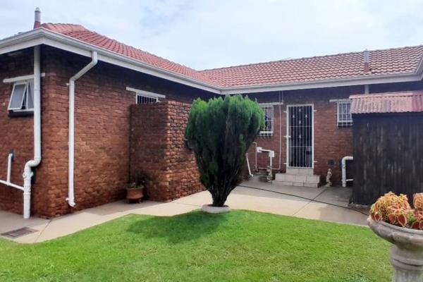 This house is situated in a quite area of Tasbet Park. Consisting of 3 bedrooms, where the main bedroom leads to the swimming pool. The ...