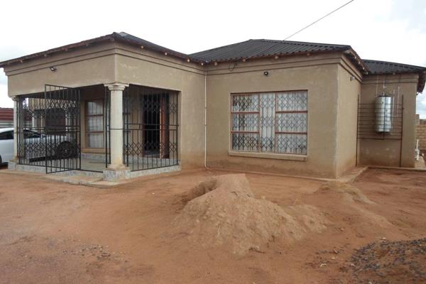 Escape the stress of building and buy this two bedroom house newly built with lots of possibilities. This is a two bedroom house with ...