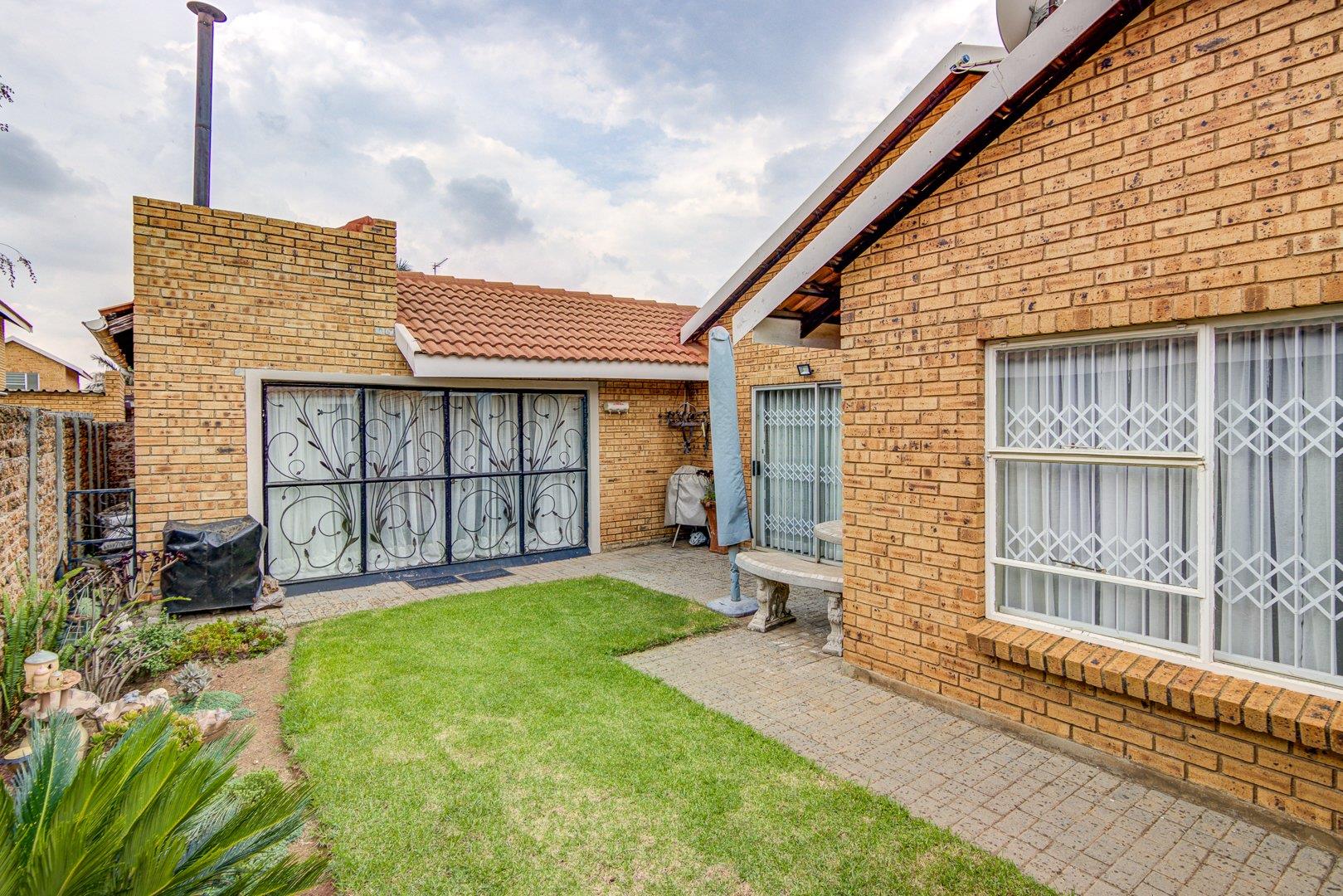 2 Bedroom House for sale in Bonaero Park - 52 Featherdale Estate - P24 ...