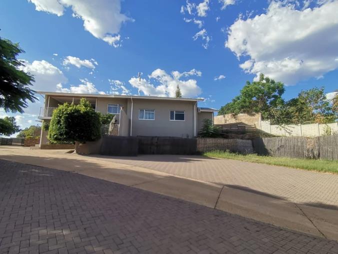 6 Bedroom House for Sale in Suiderhof