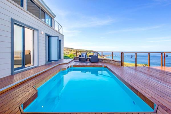 Joint Mandate

This residence&#39;s essence is defined by its exceptional location, peacefully situated at the end of a cul-de-sac with ...