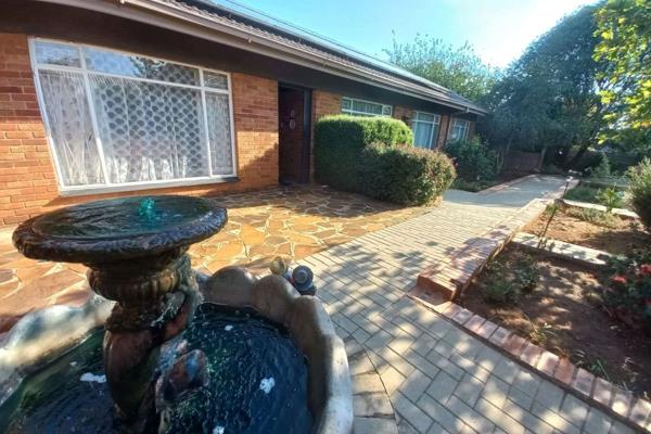 Stunning property in Langenhovenpark that offers it all!! 
This property is well-built and sturdy and includes four bedrooms, spacious ...