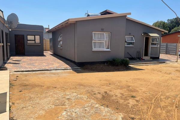This is a lovely 3 bedroom houses situated in a 408m2 yard in meadowlands ext 13.The property has 5 outside Bachelor rooms rooms that ...