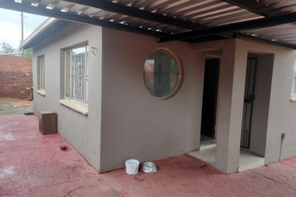 Lovely two bedrooms and kitchen ,lounge and combined toilet and bathroom. two parkings . The house is located 0.39 km with Caltex ...