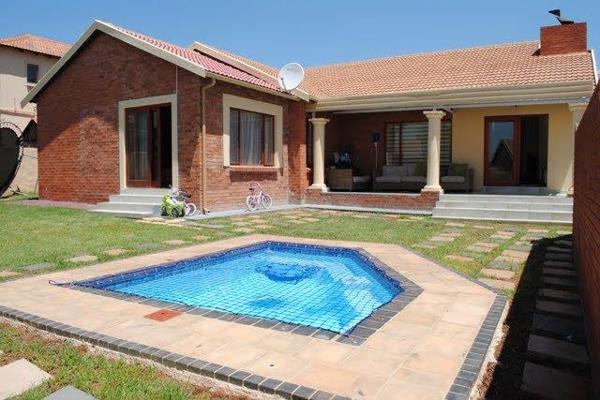 4 Bedroom House in a security estate. 
Rental R18,500 
Deposit R18,500
This is a great lock-up and go lifestyle with a peace of ...