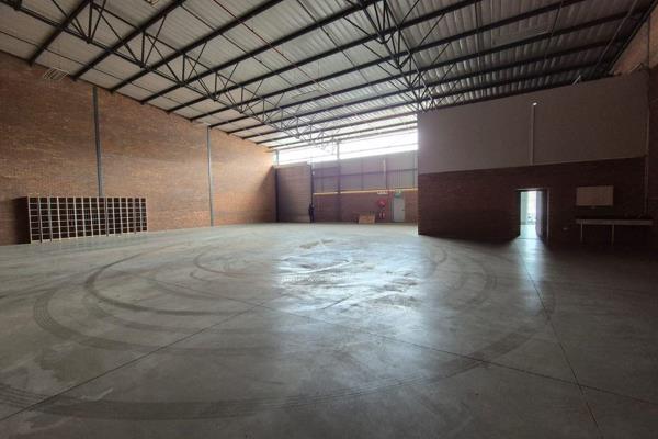 Welcome to Pomona, where an excellent warehouse opportunity awaits in a secure park! ...