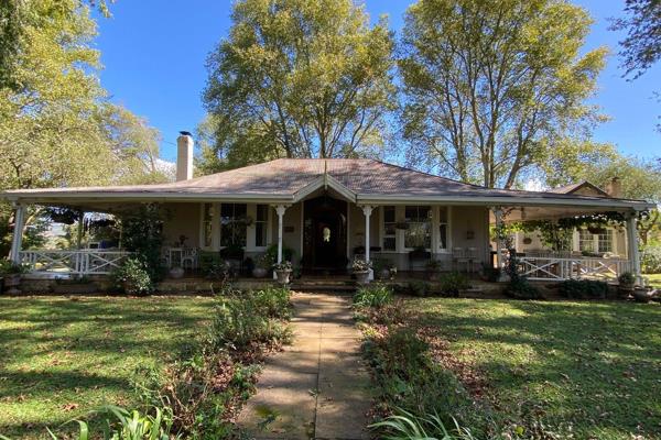 Perfectly situated on the Caversham Rd, 

Main House:
4 bedrooms, 2 bathrooms, guest loo, large kitchen, scullery, dining room, lounge ...