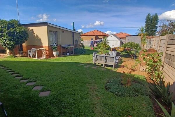 This house is situated in an area in Jan Niemand Park close to schools and on public transport routes. 

You have the luxury of 3 ...