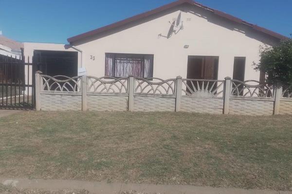 Sole mandate !!! 3  Very neat 3 bedroom House with main ensuite lounge, dining, fitted kitchen, carport that can fit 3 cars and 2 ...