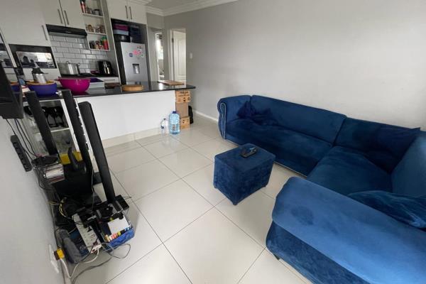 Modern 3 bedroom flat with en suite bathroom and a 2nd bathroom with bath.  The kitchen ...