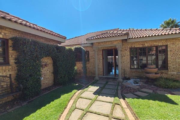 A stunning full title unit in the heart of Vaalpark

3 very spacious bedrooms with modern finishes and stunning built-in cupboards
2 ...