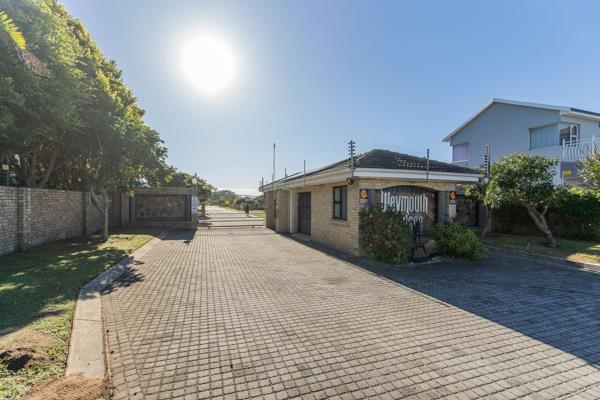 This large facebrick townhouse in Weymouth Place, located in the leafy suburb of Walmer Heights, offers a comfortable and modern living ...