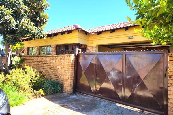 House For Sale In Vosloorus Ext 5.

This property is nested in a well sought after area and offers ample potential with large size of 286m2 paved yard. The property offers 3 bedrooms with built-in cupbards,1 bathroom, open plan lounge and dining room with wooden tiles ...