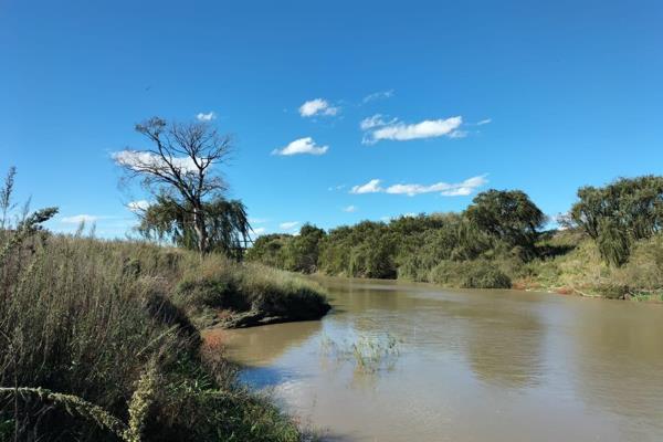 This small holding borders the Wilge River for 1.2km.

The property is very quiet and is located between Tweeling, Frankfort and Vrede. ...