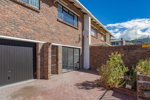 This property is situated in the heart of Paarl walking distance to all amenities.
The townhouse is renovated and very neat.
The ...