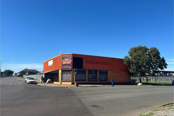 Right n the corner of R42 and Lewis Street in the bustling business district of Vereeniging, this property enjoys high visibility &amp; ...