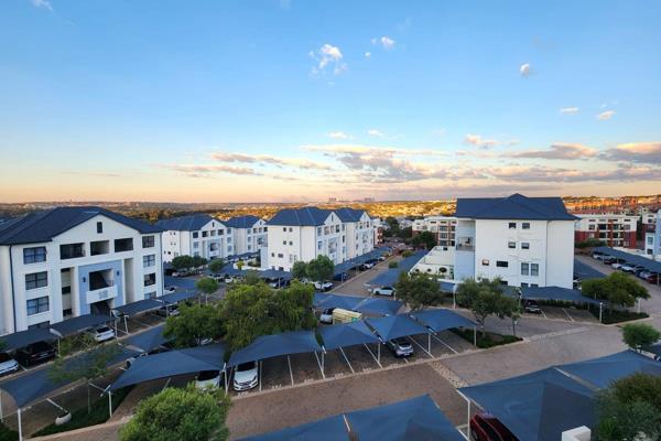 Very cool top floor large one bedroom unit to rent at Malakite in Greenstone Hill. This unit has a large balcony overlooking the lovely ...