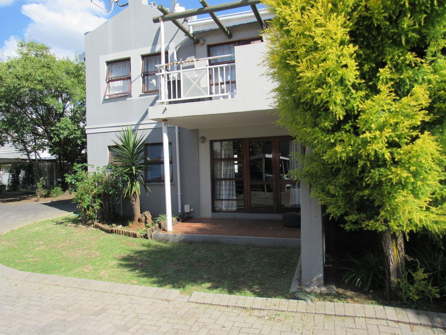 2 Bedroom Apartment / flat to rent in Lakefield 69 Lakefield Manor, 5