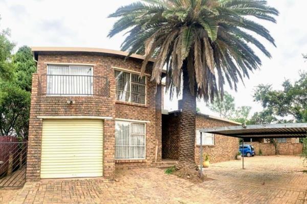 Double storey garden cottage

UPSTAIRS 
- 2 spacious bedrooms, one has a private balcony with beautiful views over the Kliprivier ...