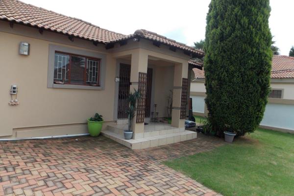 This truly beautiful three bedroom home is situated in the suburb of Bergsig - but a five minute drive from Heidelberg Mall and a five ...