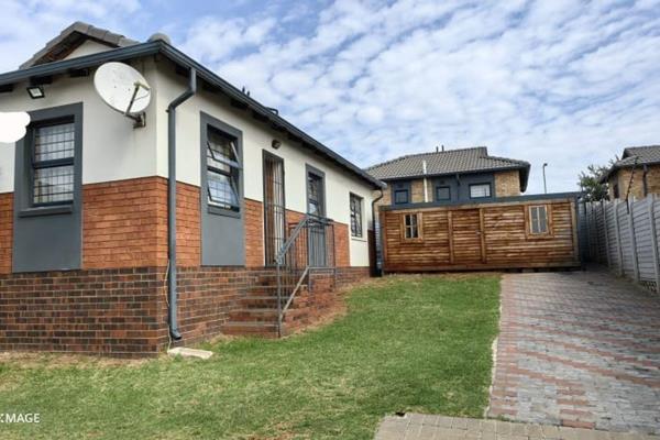 This three-bedroom house in Mindalore, presented by Thoka Properties, sounds quite appealing! With its fully tiled bedrooms featuring ...