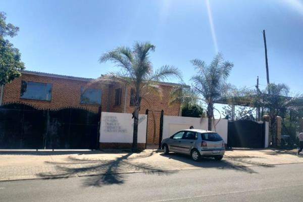 An industrial property for sale in Soshanguve block F, this property offer six to eight room spaces with parking. Its a double storey ...