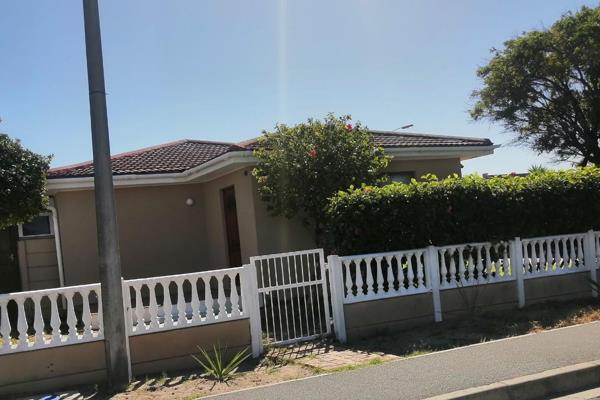 Great Opportunity for Investors for rental income!!!!  Spacious House with huge Separate Entrance
The main house consist of Entrance ...