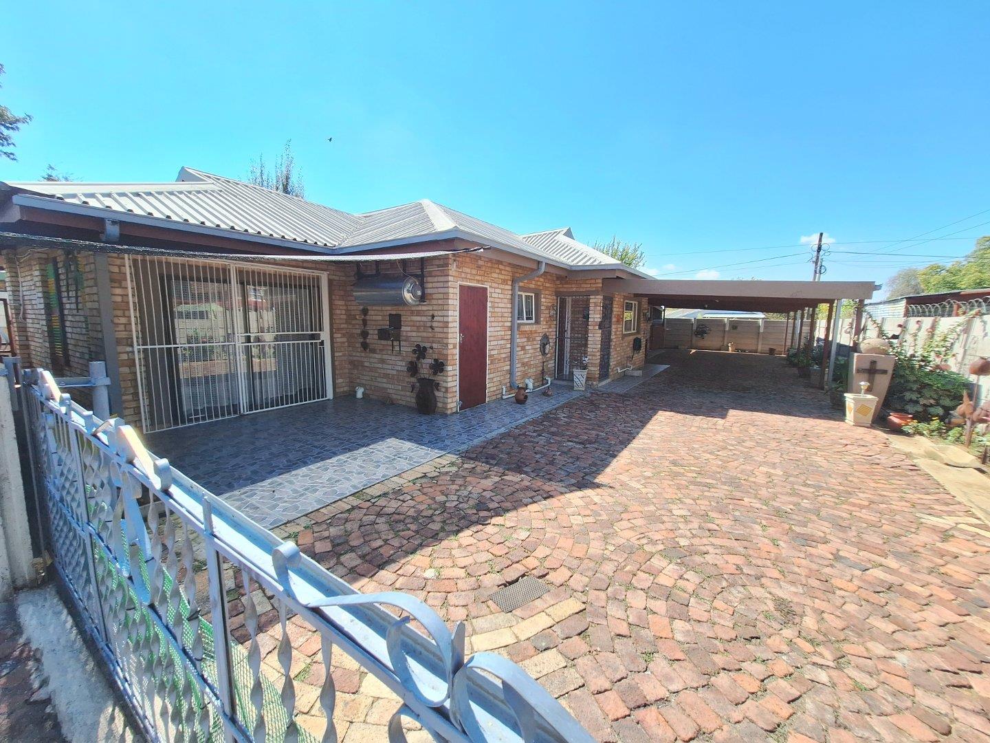 3 Bedroom Townhouse for sale in Potchefstroom Central - P24-114270746