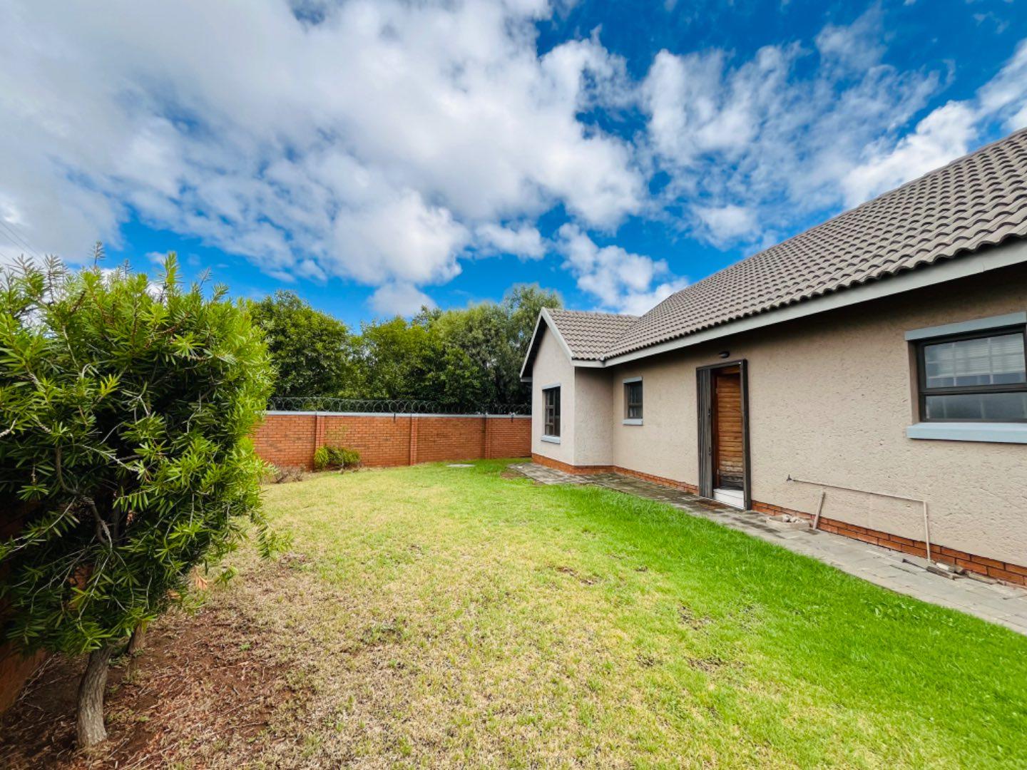 3 Bedroom Townhouse for sale in Groenvlei SH P24114271679