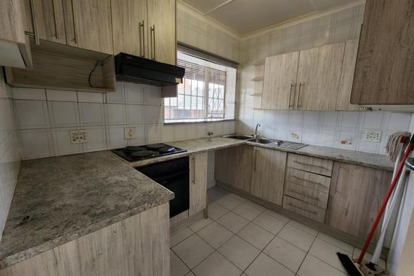 This one bedroom unit is on the first floor, in a neat apartment block offering a secure environment. This unit is fully tiled and ...