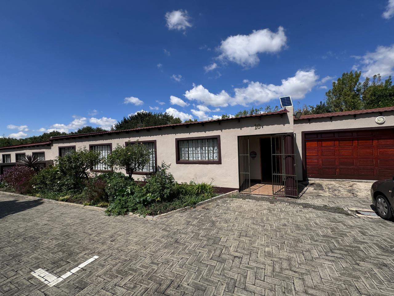 3 Bedroom Townhouse for sale in Standerton Central - P24-114272913