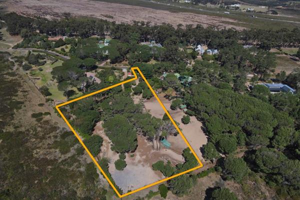 Nestled within the esteemed High Riding Country Estate, this vacant plot stands as one of the last available opportunities within the ...