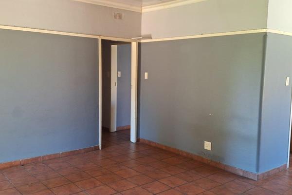 3 bedrooms
bathroom
lounge, dining room
kitchen, scullary!

Lock up garage

granny flat, bedroom, bathroom and kitchen