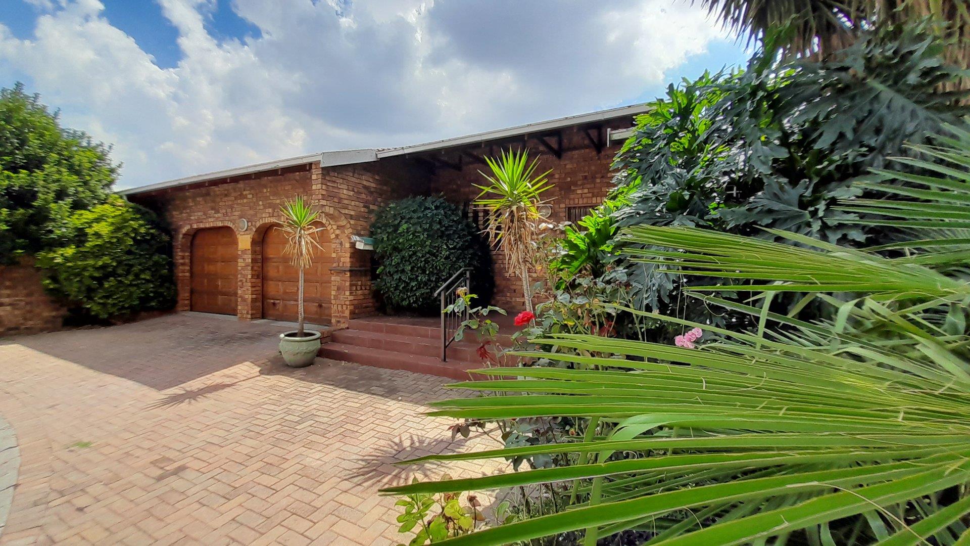 3 Bedroom House for sale in Farrarmere P24114242806