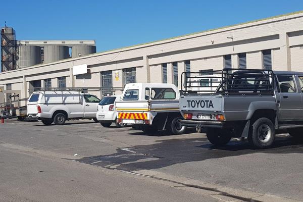 Industrial unit in secure complex for sale in Bellville, Cape Town, 266sqm bulding with additional 443sqm yard area which can be ...