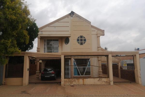 Neat and well maintained Double Storey house on sale in Lenasia South ext 1, boom gated ...