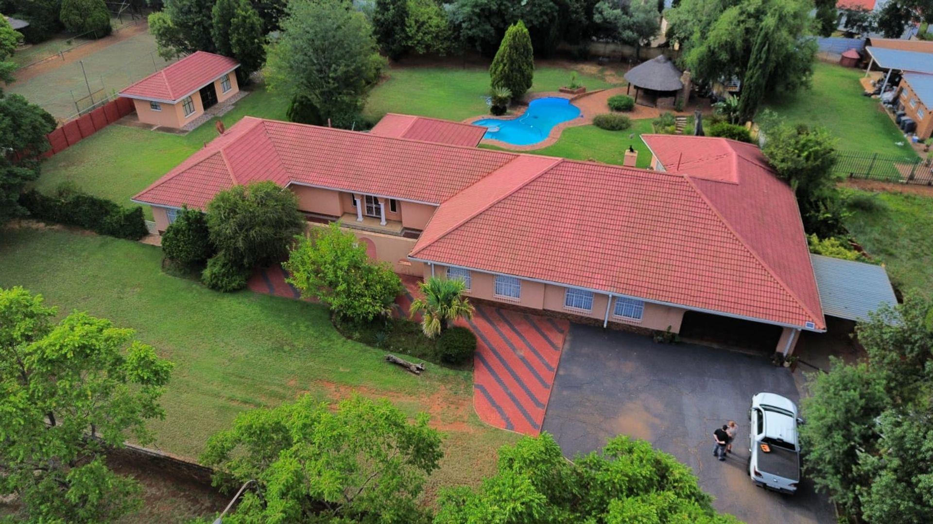 4 Bedroom House for sale in Carletonville Central - P24-114274503