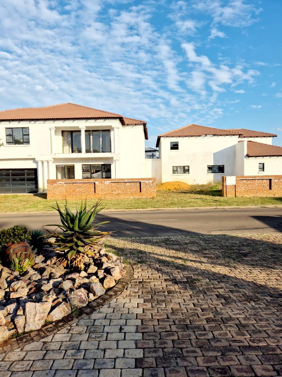 9 Bedroom House for sale in Theresapark Thornbrook Golf Estate